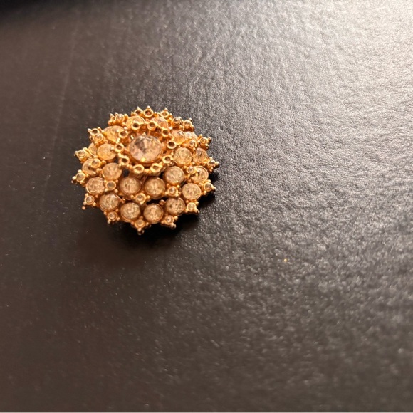 Elegant Vintage Gold Floral Brooch - Picture 3 of 7